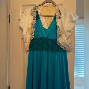Vintage nightgown with jacket - size medium.
